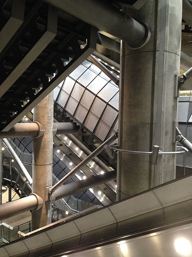 Inside_Westminster_Tube_Station